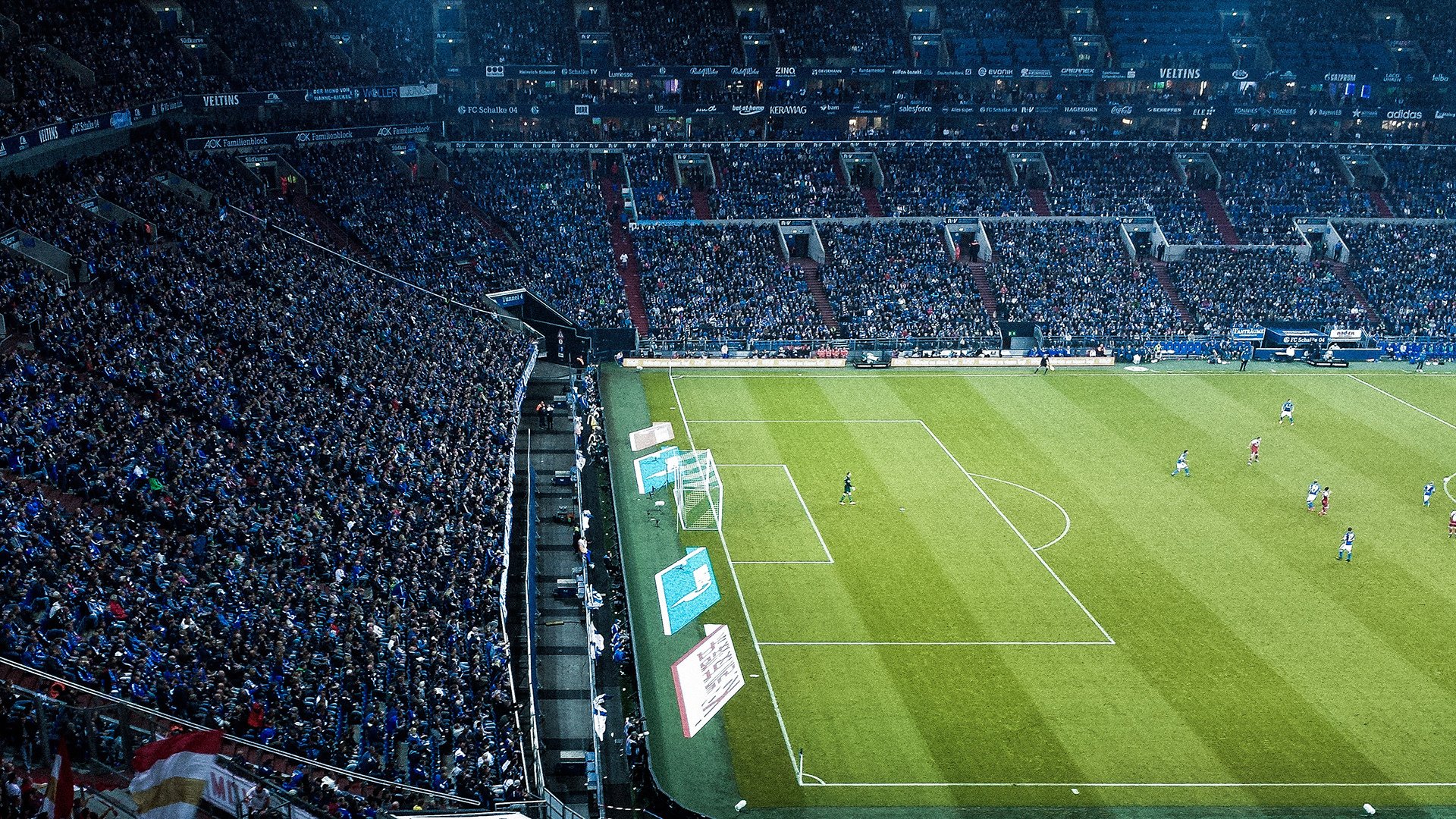 特色足球主题的场馆设计成为城市景观的重要组成部分，创意足球场馆